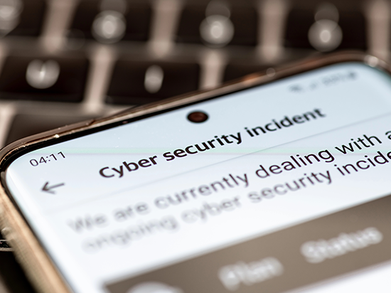 Smartphone screen with cybersecurity incident alert, highlighting the importance of training employees to recognize and respond to threats.
